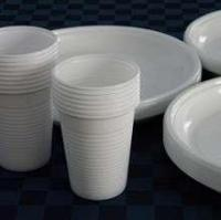 Piatti e bicchieri di plastica